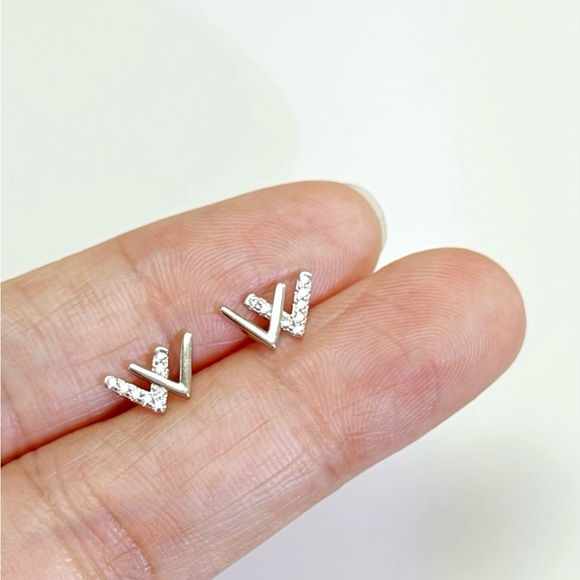 Letter W S925 Silver Studs Earrings w/Tiny CZ- ECZ013 silver - Picture 12 of 13
